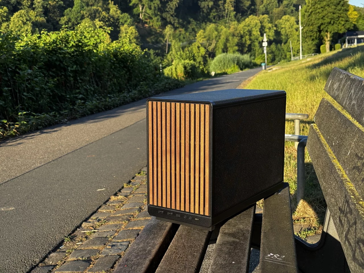Unser Kettwig-Computer beim Fotoshooting unten an der Ruhr