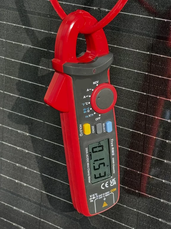 Stromzange vor Solarmodul