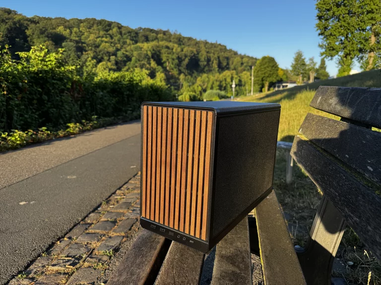 Gehäuse klein und schick mit Holzfront