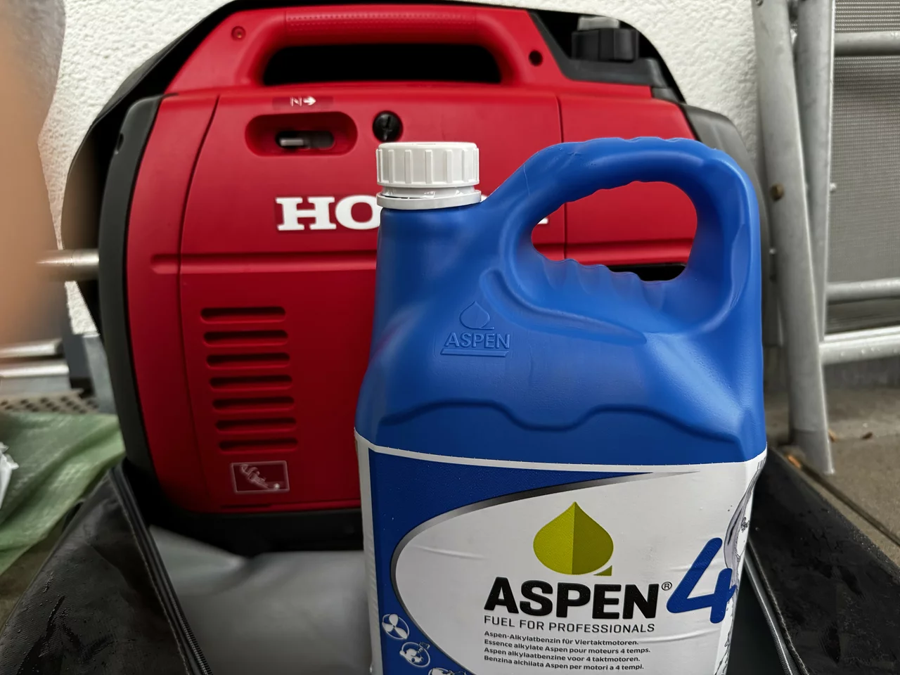 Generator Honda EU22i und Alkylatbenzin Aspen 4