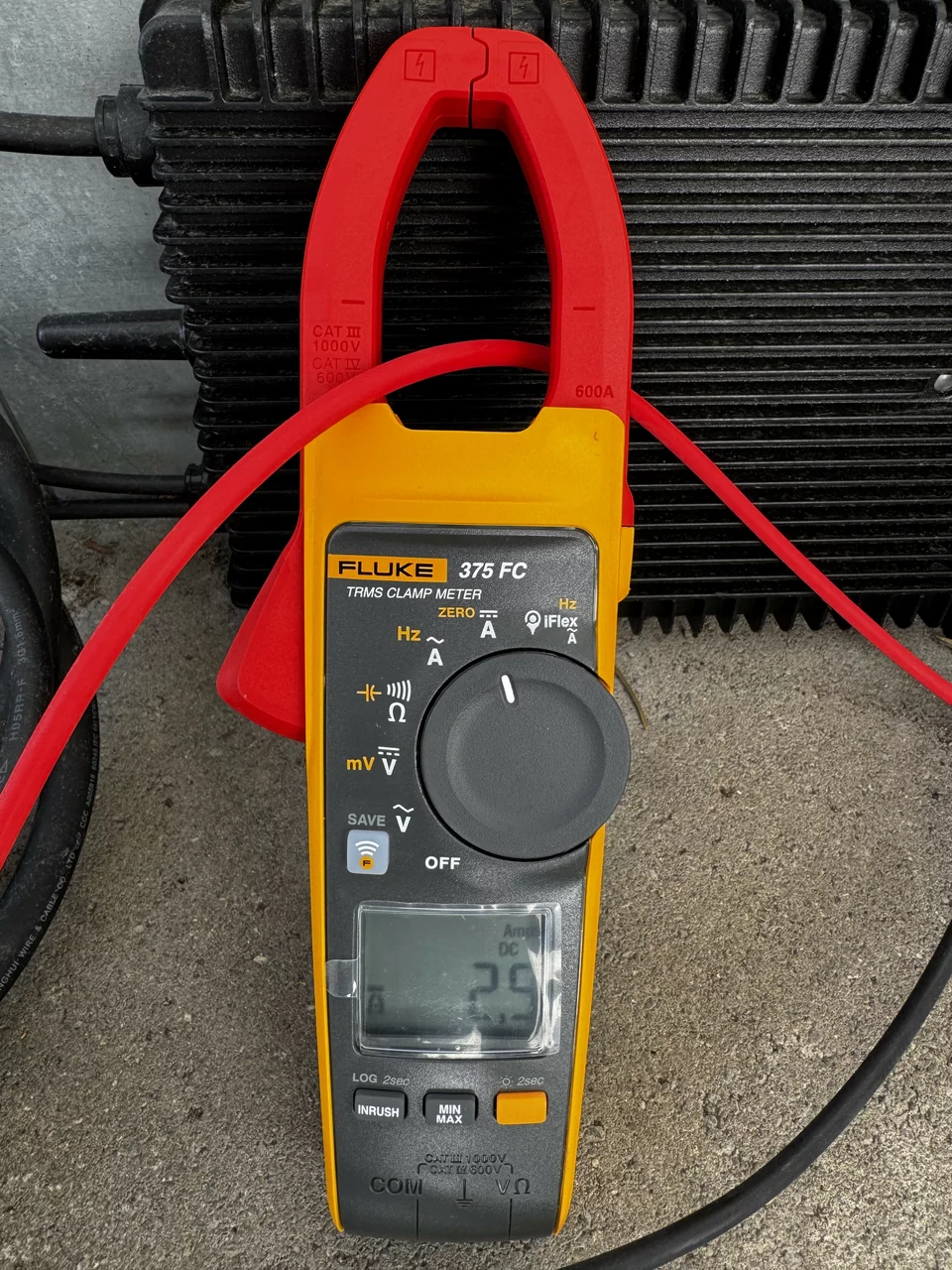 Stromzange Fluke 375 FC vor Wechselrichter Hoymiles