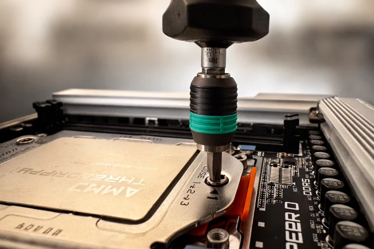 Festschrauben Threadripper-Sockel auf Drehmoment