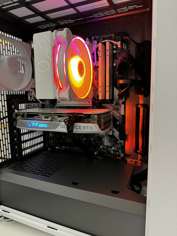 Gaming-PC mit RGB-beleuchtetem CPU-Kühler