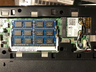 zwei RAM-Slots in einem Laptop