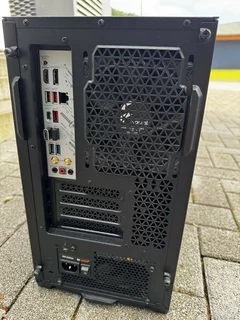 Bürorechner staubig von hinten